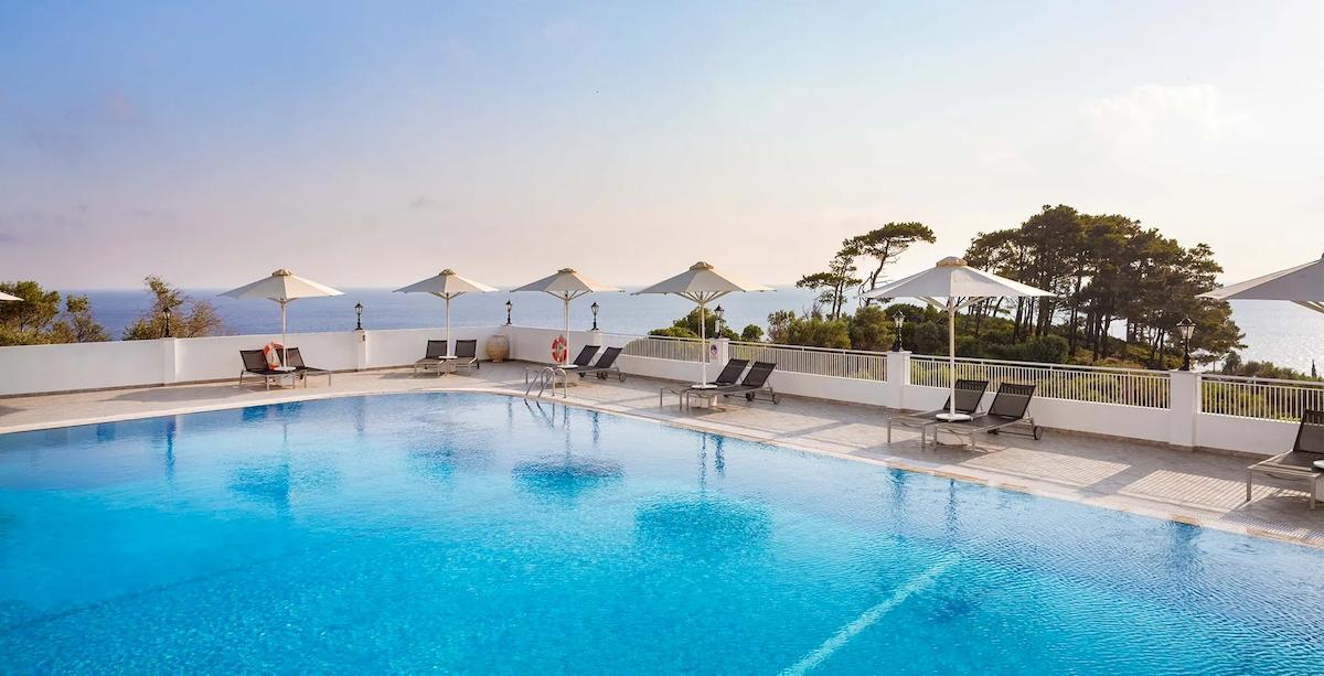 Außenpool und Terrasse mit Blick auf das Meer im Kalidon Panorama Hotel.
