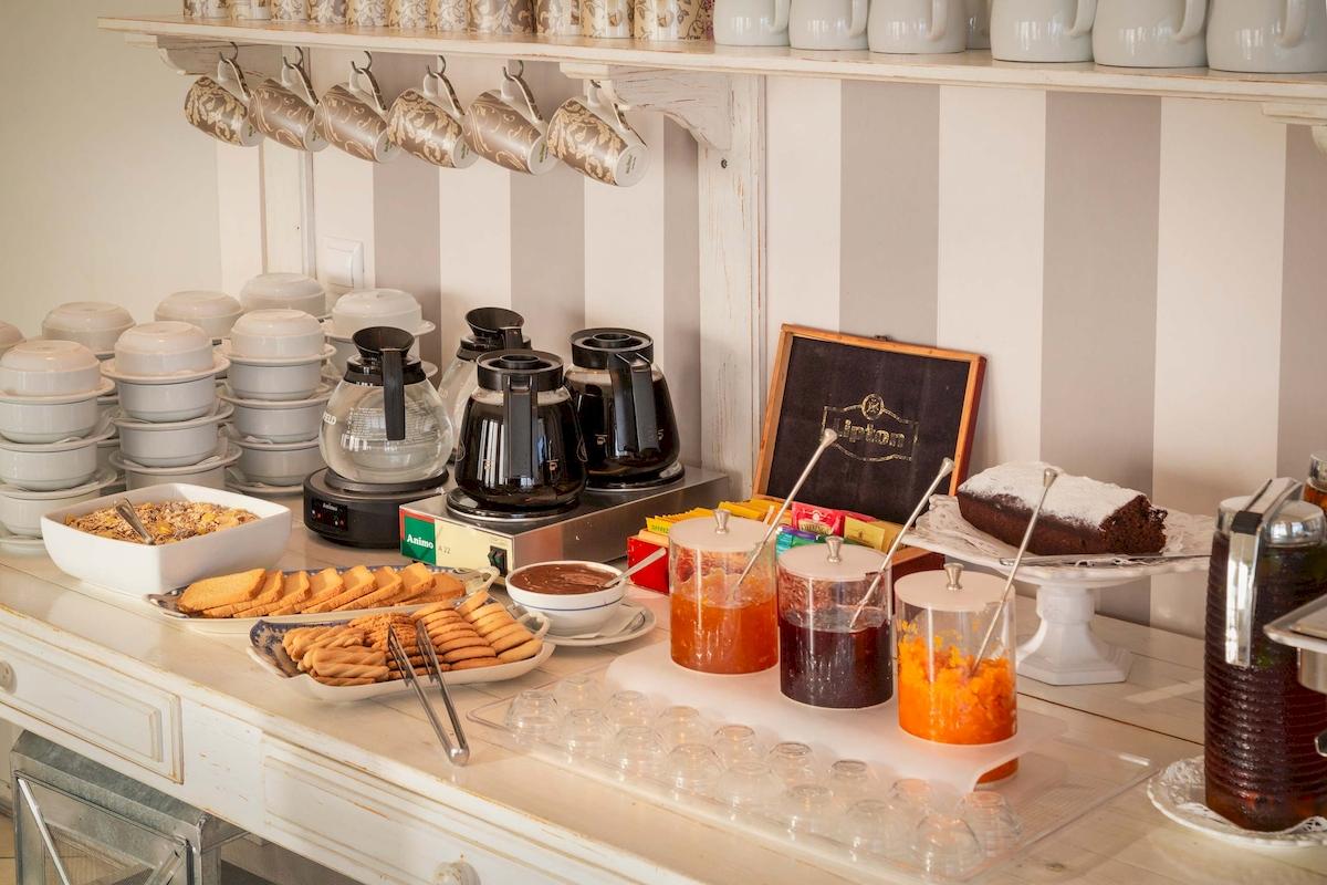 Frühstücksbuffet im Kalidon Panorama Hotel mit verschiedenen Getränken und Speisen.