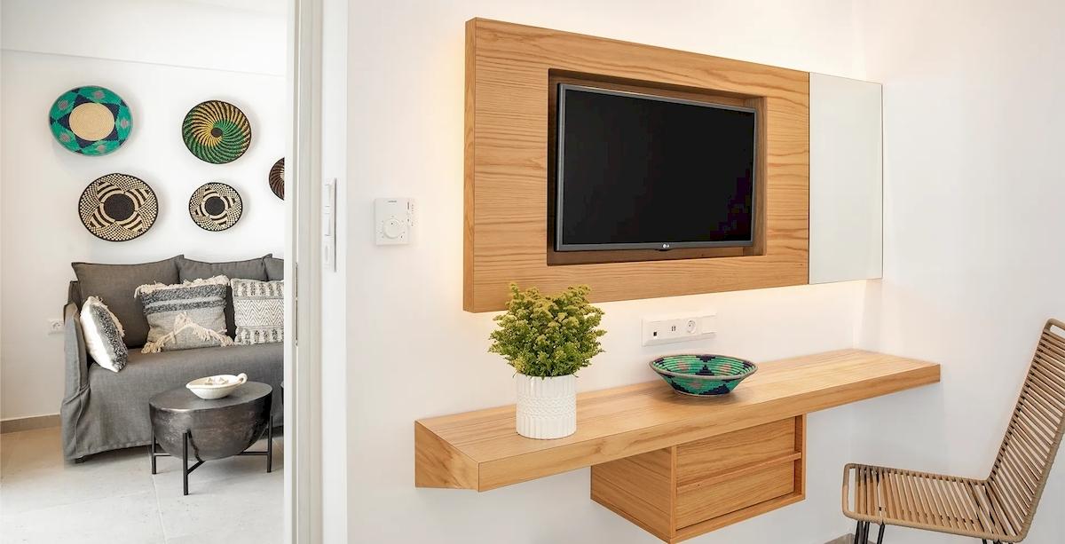 Hotelzimmer im Kalidon Panorama mit Wohnzimmer, Fernseher, Dekopflanzen und Korb.