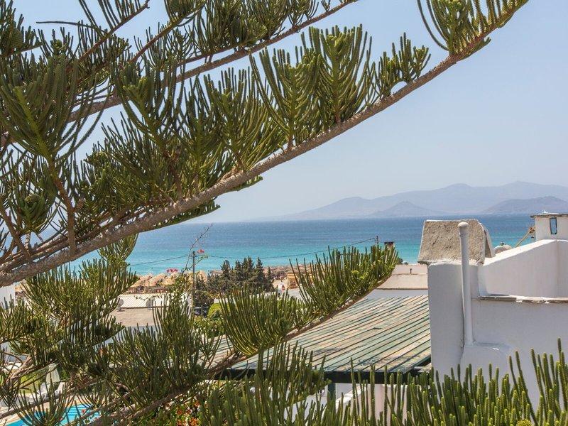 Aussicht auf das Meer vom Golden Coast Hotel mit weißen Gebäuden und Kakteen.