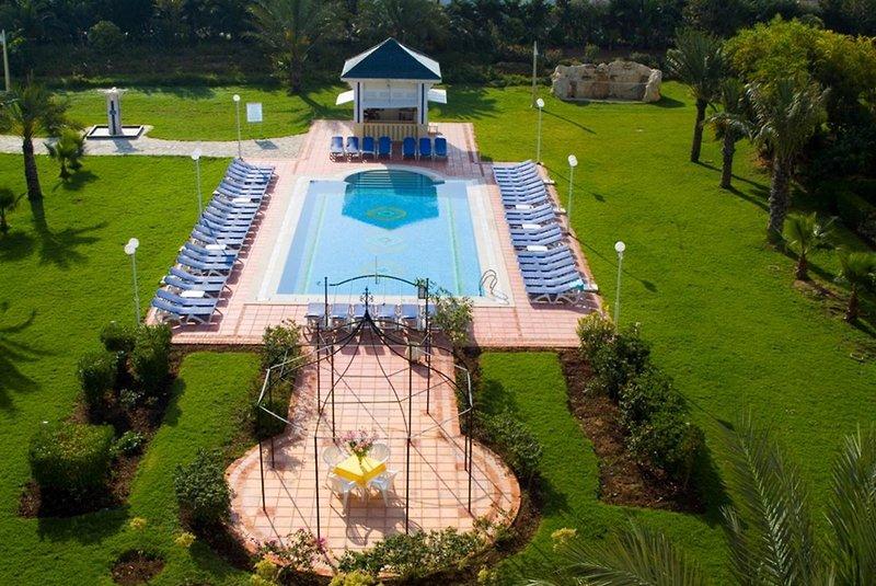 Luftaufnahme des Pools und der Liegen des Medina Belisaire & Thalasso Hotels