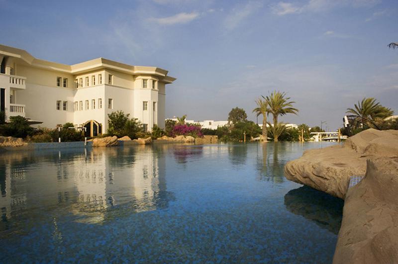 Außenbereich des Medina Belisaire & Thalasso Hotels mit Pool und Gebäude