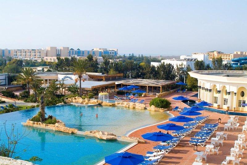 Medina Belisaire & Thalasso Hotel Außenbereich mit Pool und Liegestühlen.