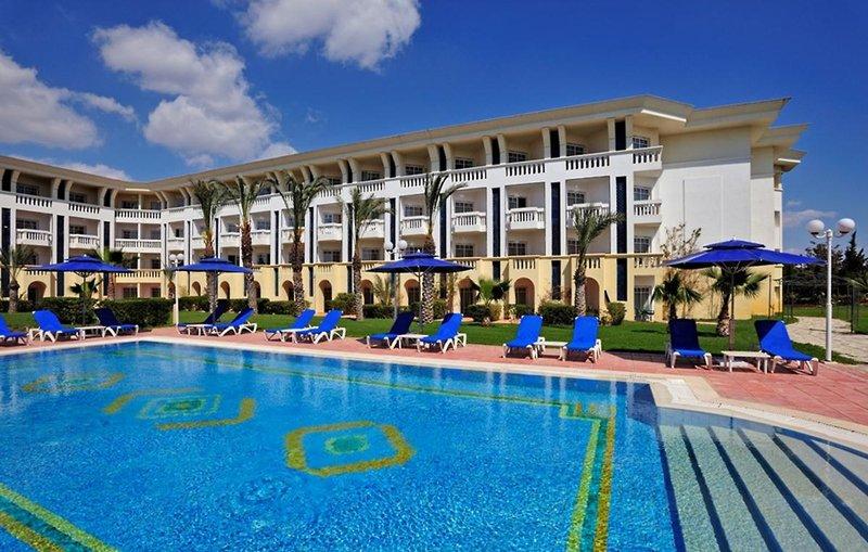 Außenpoolbereich des Medina Belisaire & Thalasso Hotels mit Liegestühlen und Sonnenschirmen