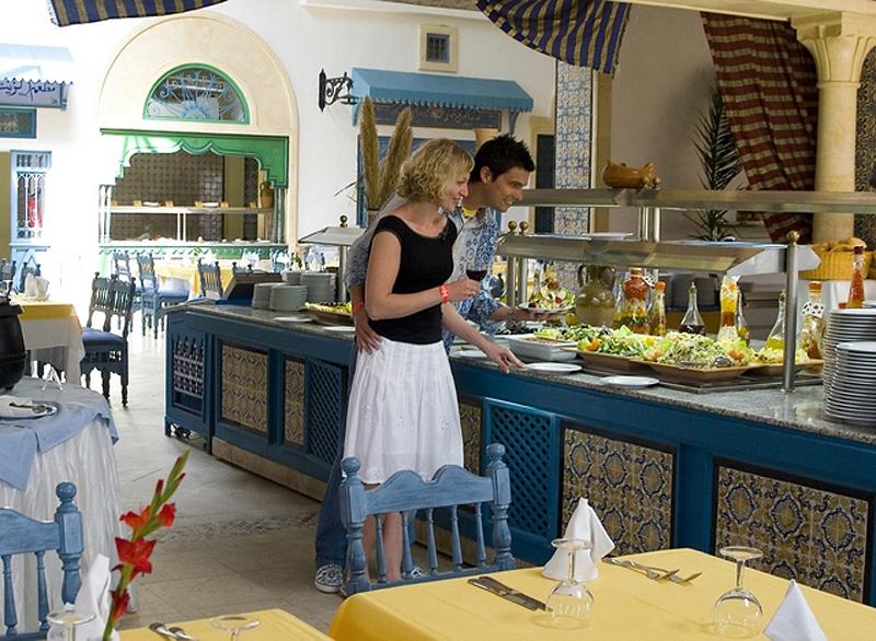 Paar im Medina Belisaire & Thalasso Hotel beim Buffet