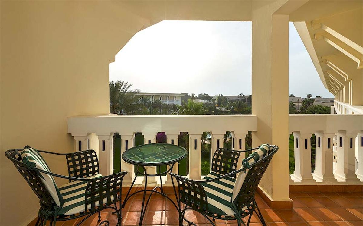 Balkon mit Blick auf das Hotel Medina Belisaire & Thalasso und die umliegende Landschaft