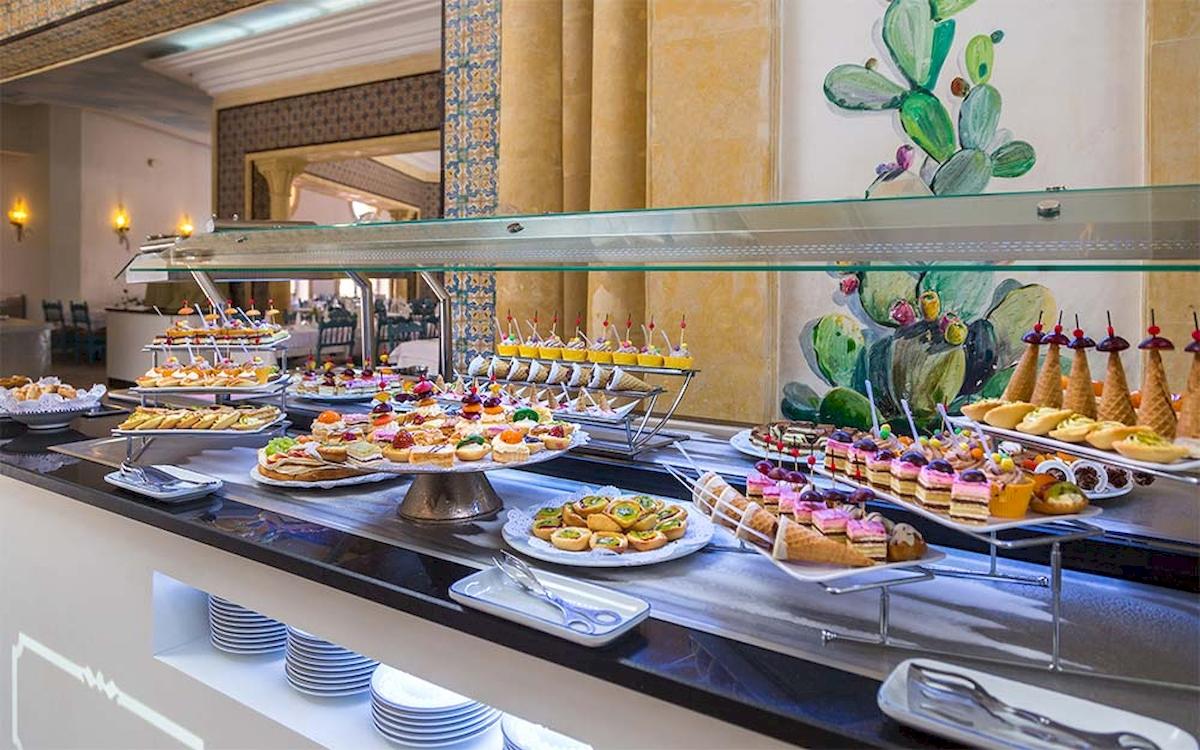 Buffet im Medina Belisaire & Thalasso Hotel mit einer Auswahl an Desserts und Kuchen.