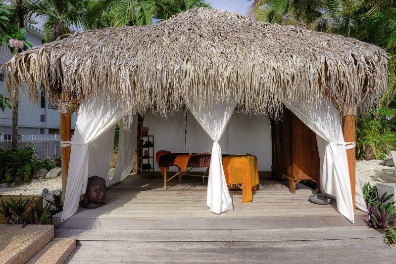 Massage Pavillon im La Pagerie - Tropical Garden Hotel mit üppigem tropischen Garten im Hintergrund.