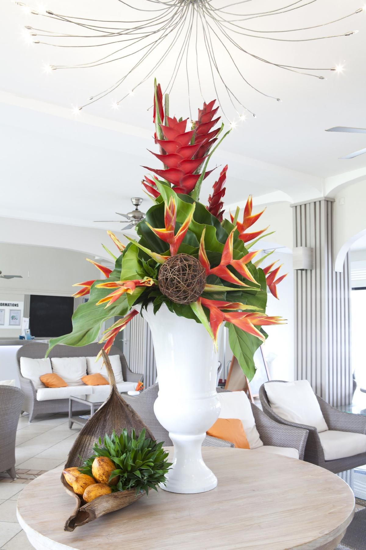 Tropische Blumen in einer weißen Vase im La Pagerie Hotel-Lobby.