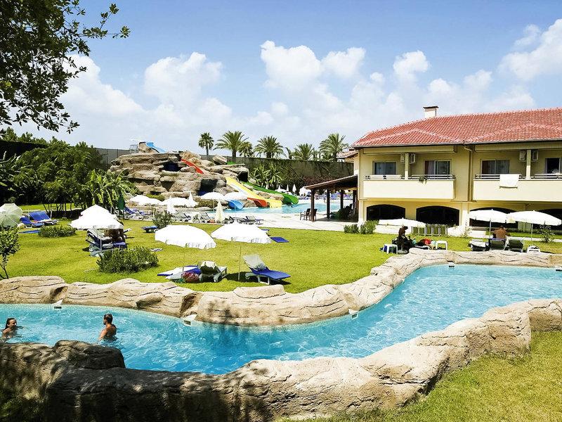 Außenbereich des Melas Holiday Village mit Pools und Wasserrutschen.