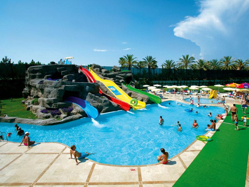 Melas Holiday Village Wasserpark mit bunten Rutschen und vielen Schwimmern