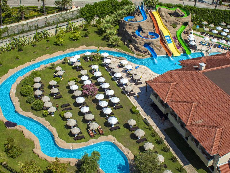 Luftaufnahme des Melas Holiday Village mit Poolbereich und Wasserrutschen.