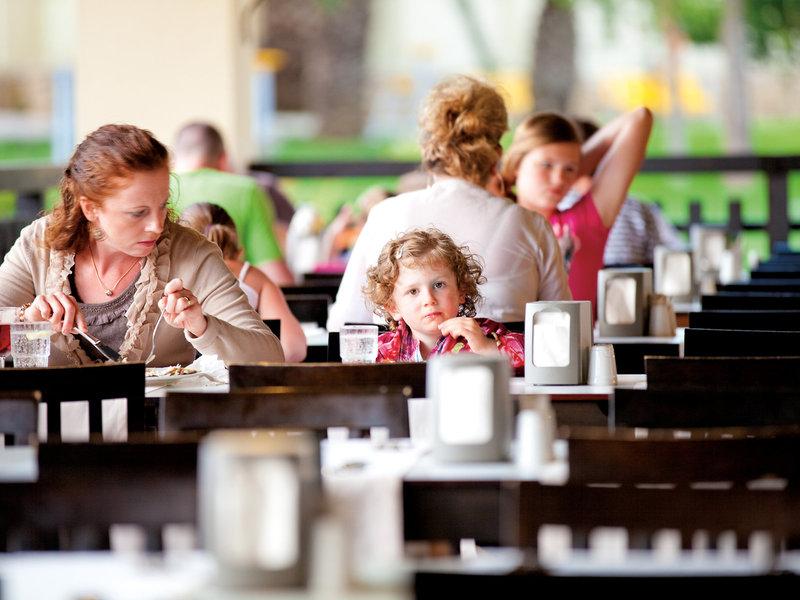 Familie im Melas Holiday Village Restaurant essen
