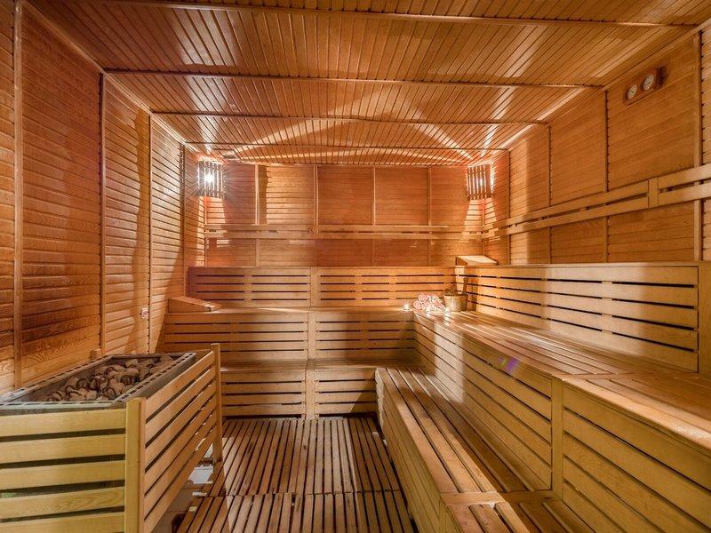 Innenansicht der Sauna im Melas Holiday Village mit Holzwänden und Bänken