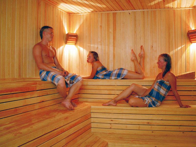 Drei Personen in einer Saunakabine im Melas Holiday Village