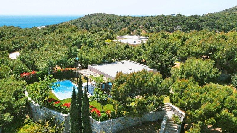 Aussenansicht des Cape Sounio Grecotel Resorts mit Swimmingpool und umliegender Natur.