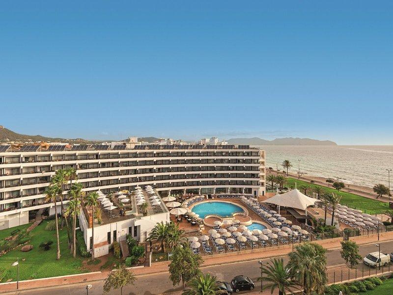 Außenansicht des Allsun Hotel Sumba mit Pool, Sonnenliegen und Blick auf das Meer.