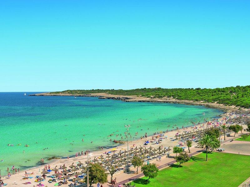 Luftaufnahme des Allsun Hotel Sumba Strandes mit vielen Gästen, kristallklarem Wasser und grüner Landschaft.