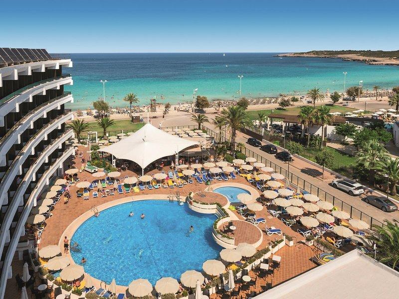 Luftaufnahme des Allsun Hotel Sumba mit Swimmingpool und Strand