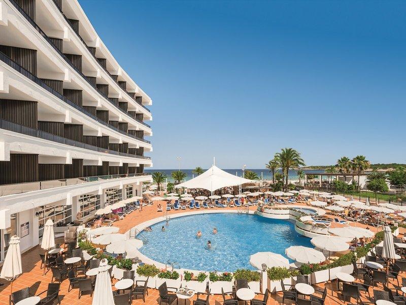 Außenpool des Allsun Hotel Sumba mit Sonnenschirmen und Liegestühlen am Strand