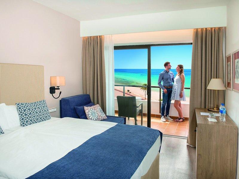 Hotelzimmer mit Meerblick im Allsun Hotel Sumba, das einen Ausblick auf das Meer und den Strand bietet.