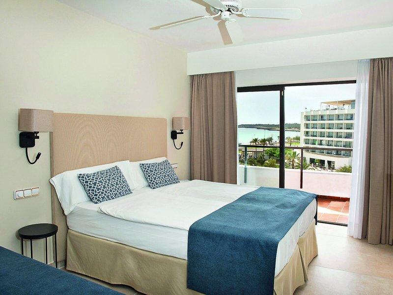 Doppelzimmer im Allsun Hotel Sumba mit Meerblick und moderner Einrichtung.