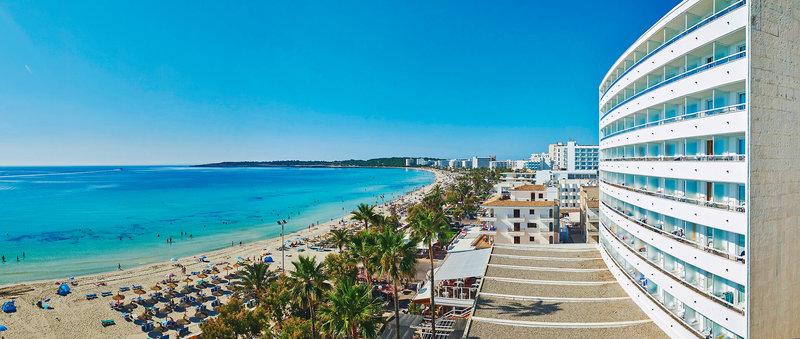 Luftaufnahme des Hipotels Don Juan Hotel am Strand mit vielen Gästen und blauem Meer