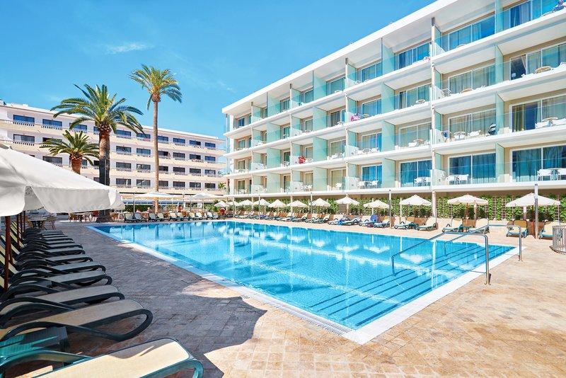 Außenpool des Hipotels Don Juan Hotels mit Sonnenliegen und Sonnenschirmen