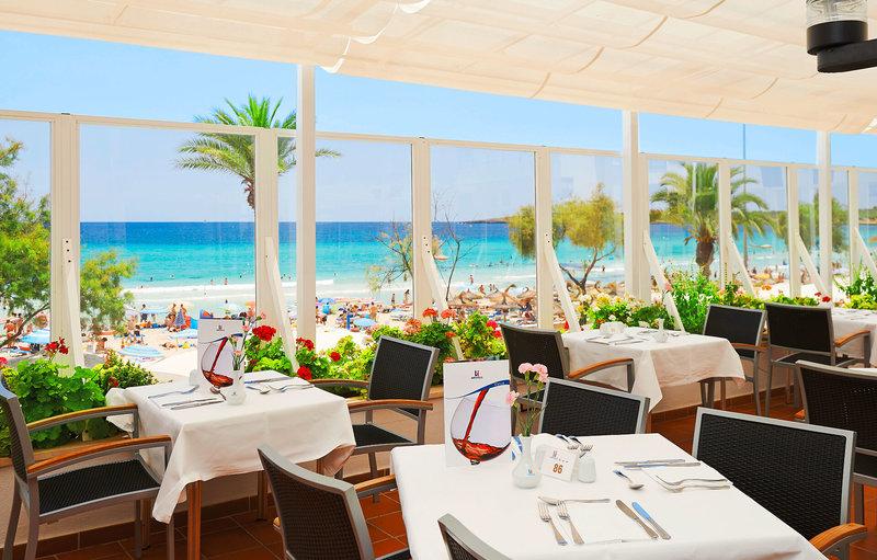 Innenansicht des Restaurants im Hipotels Don Juan mit Blick auf das Meer.