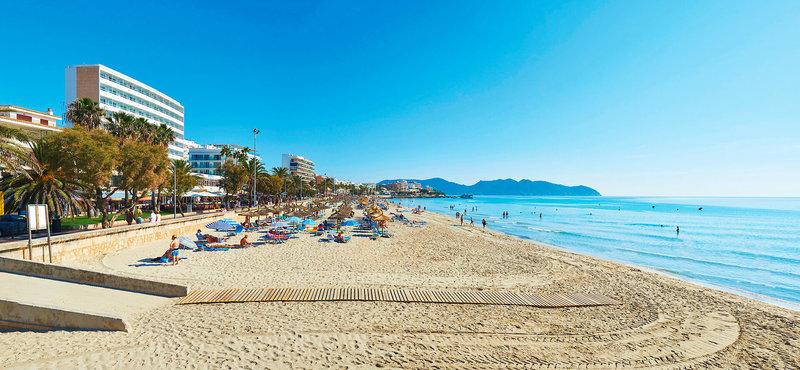 Strand mit Hotel Hipotels Don Juan im Hintergrund, viele Liegestuhle und Sonnenschirme