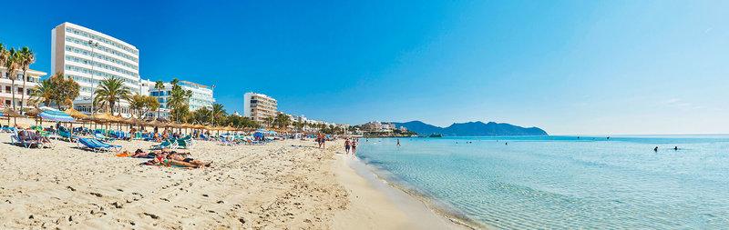 Strand mit Hotelanlage Hipotels Don Juan und Sonnenschirmen, Liegen und blauem Himmel