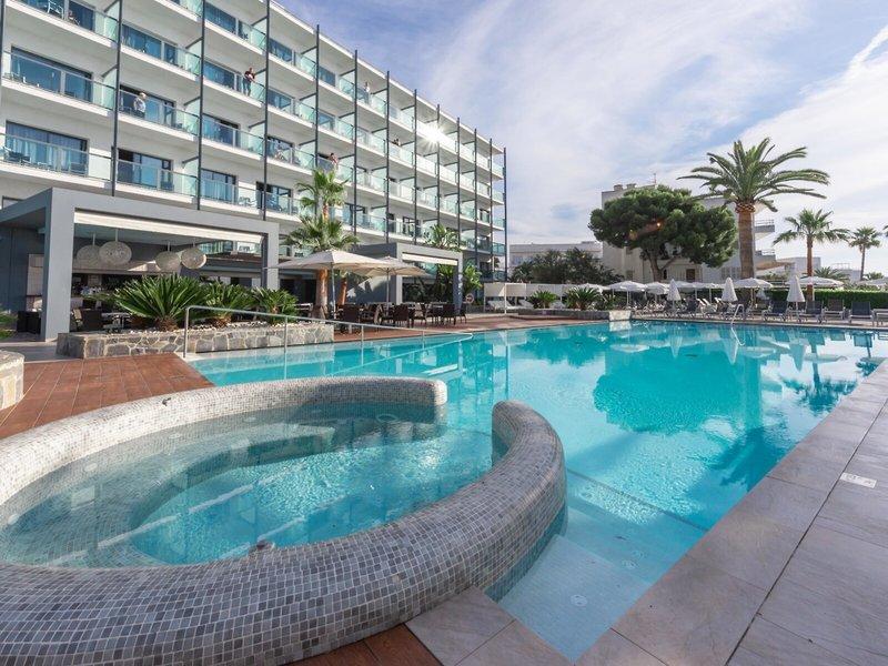 Außenpool des Marins Playa Suites Hotels mit umliegenden Palmen und Sonnenliegen