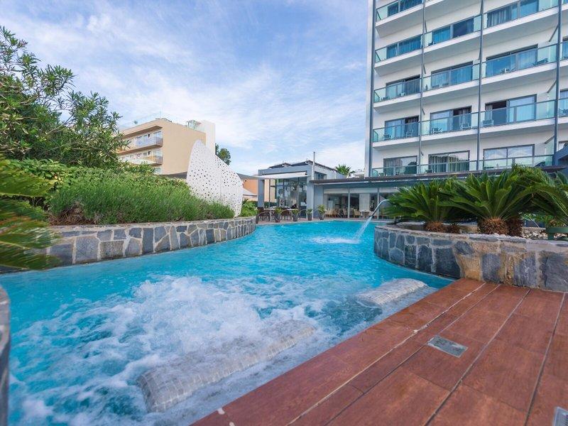 Außenpool des Marins Playa Suites Hotels mit fließendem Wasser und umliegenden Pflanzen