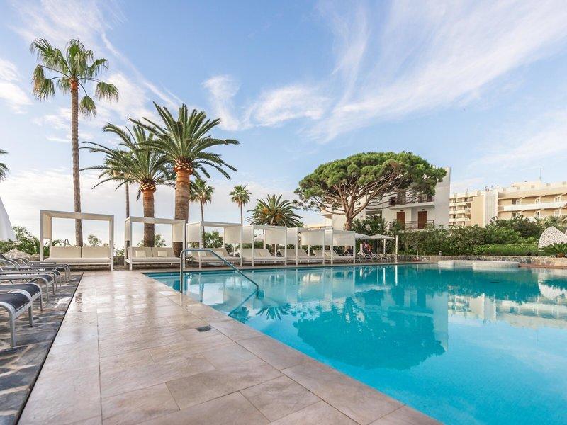 Außenpool des Marins Playa Suites Hotels mit Liegen und Palmen im Hintergrund.