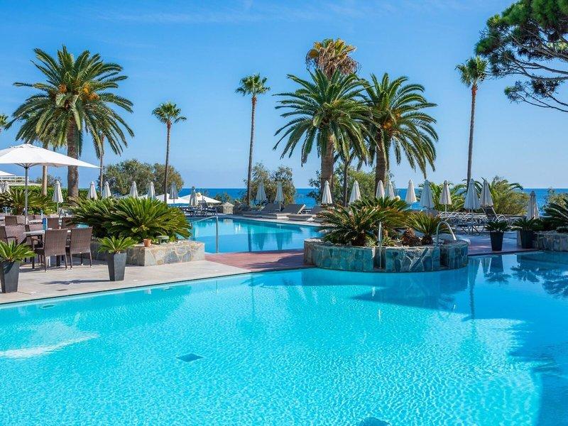 Außenpool des Marins Playa Suites Hotels mit Sonnenschirmen und Loungesesseln
