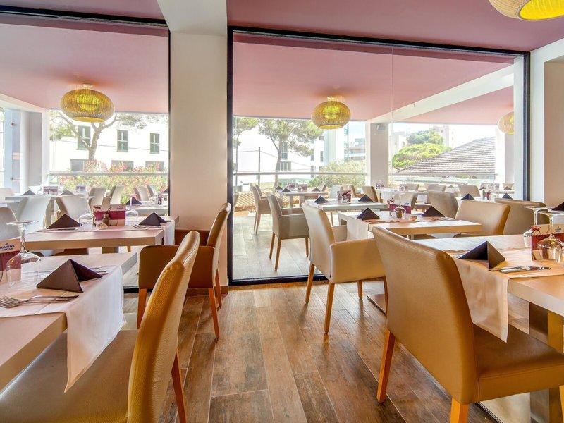 Innenansicht des Restaurants im Marins Playa Suites Hotel mit hellen Holzböden und großen Fenstern.