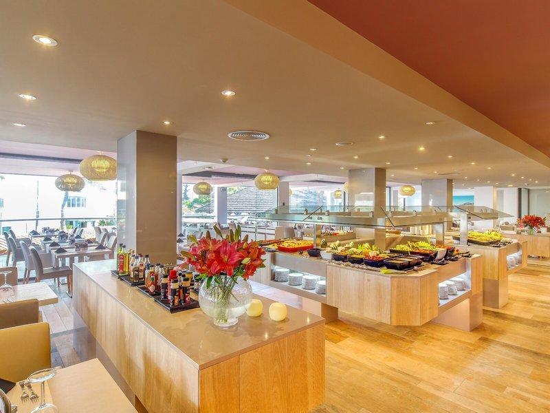 Innenbereich des Restaurants im Marins Playa Suites Hotel mit Buffet, Tischen und Stühlen.
