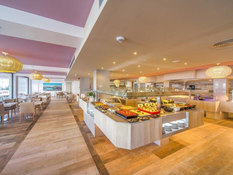 Buffet im Marins Playa Suites Hotel mit verschiedenen Gerichten und gedeckten Tischen.