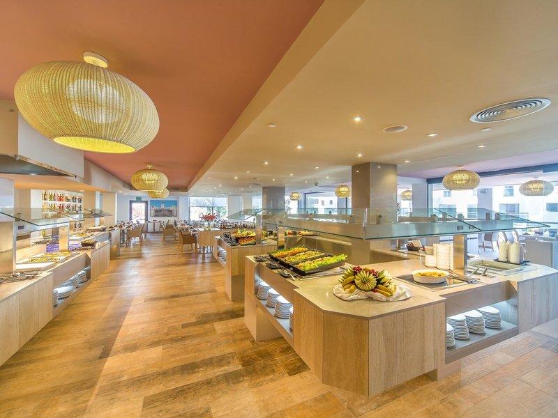 Frühstücksbuffet im Marins Playa Suites Hotel mit verschiedenen Speisen und Früchten.
