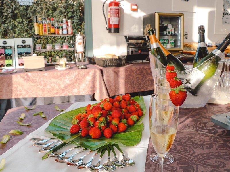 Cocktailtisch im Marins Playa Suites Hotel mit Champagner und Erdbeeren.