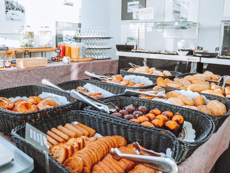 Frühstücksbuffet im Marins Playa Suites Hotel mit verschiedenen Gebäck, Brötchen und Früchten.
