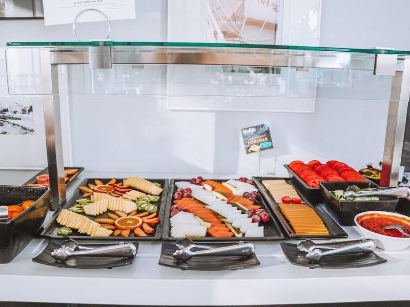 Buffetauswahl im Marins Playa Suites Hotel mit verschiedenen Obst- und Gemüsesorten.