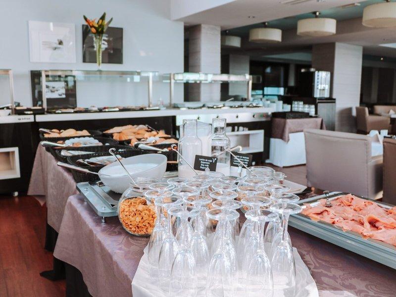 Frühstücksbuffet im Marins Playa Suites Hotel mit verschiedenen Speisen und Getränken.
