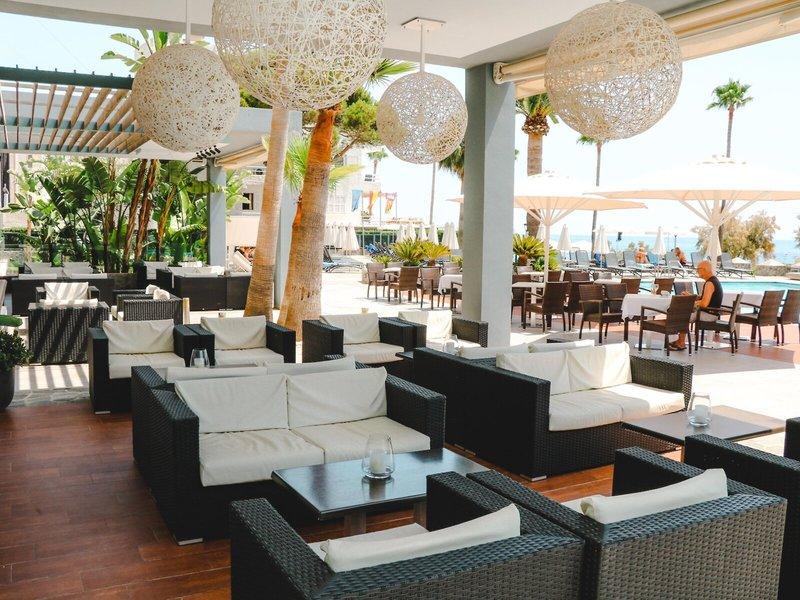 Loungebereich des Marins Playa Suites Hotels mit vielen Sofas und Tischen im Freien.