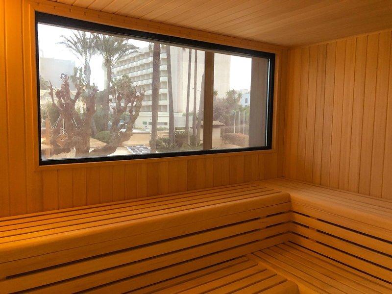 Saunaraum im Marins Playa Suites Hotel mit Blick auf eine Stadtlandschaft