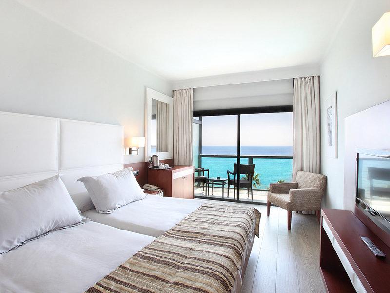 Hotelzimmer im Marins Playa Suites mit Meerblick, zwei Betten, und einem Balkon.