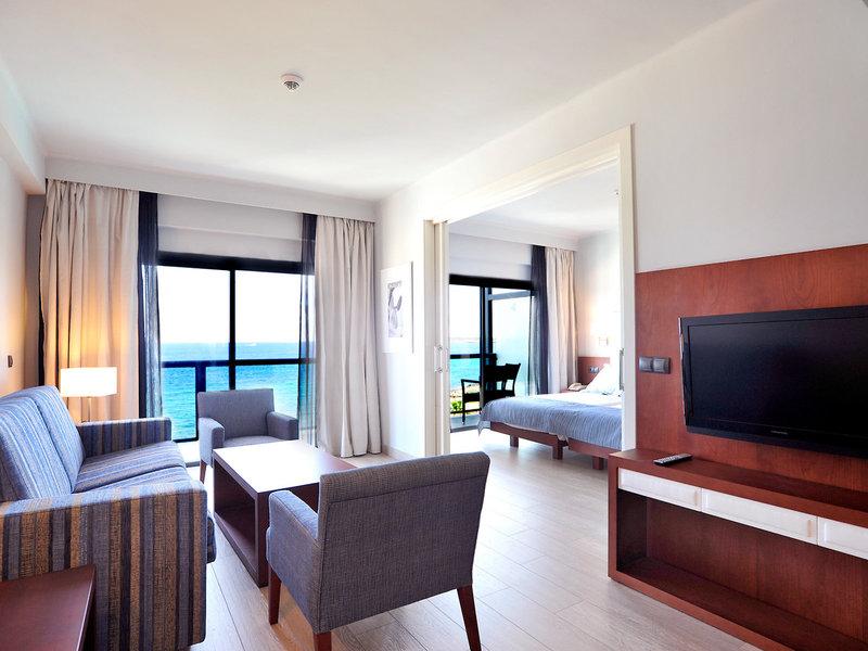 Wohnbereich des Marins Playa Suites Hotels mit Blick auf das Meer