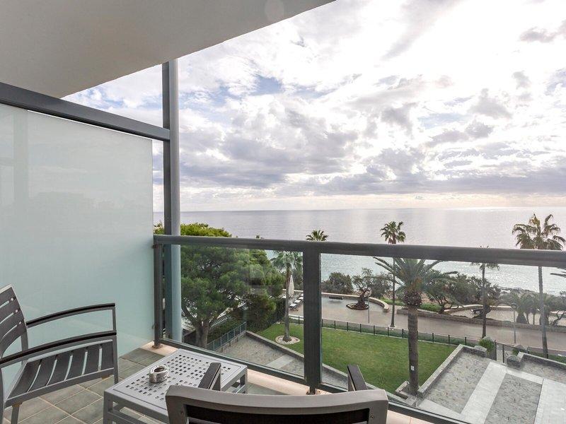 Blick vom Balkon der Marins Playa Suites auf das Meer und die Landschaft