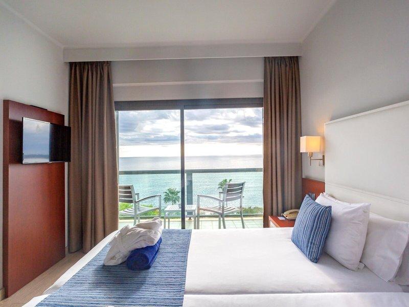 Hotelzimmer im Marins Playa Suites mit Blick auf das Meer und eine Terrasse.