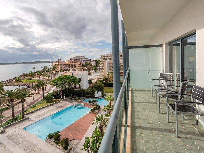 Blick von der Balkon der Marins Playa Suites auf einen Swimmingpool und die Stadt